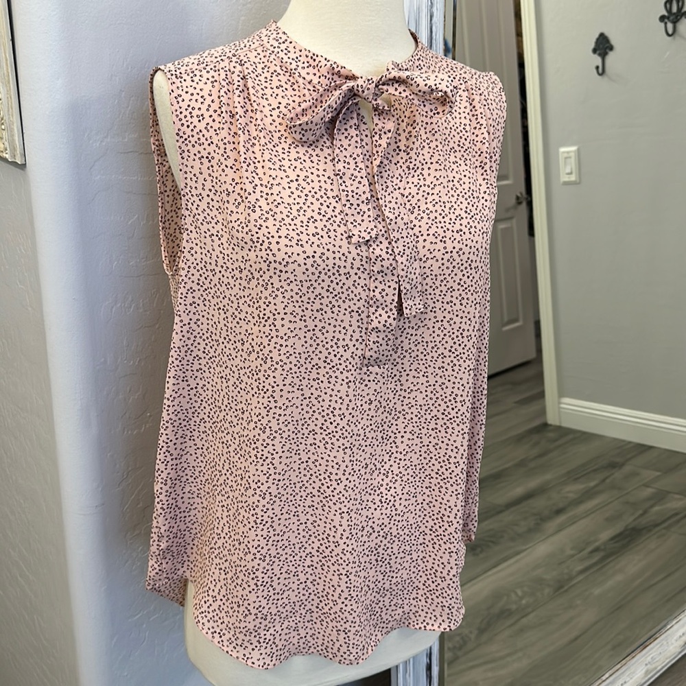 Ann Taylor Beautiful Ladies V Neck Sleeveless Top